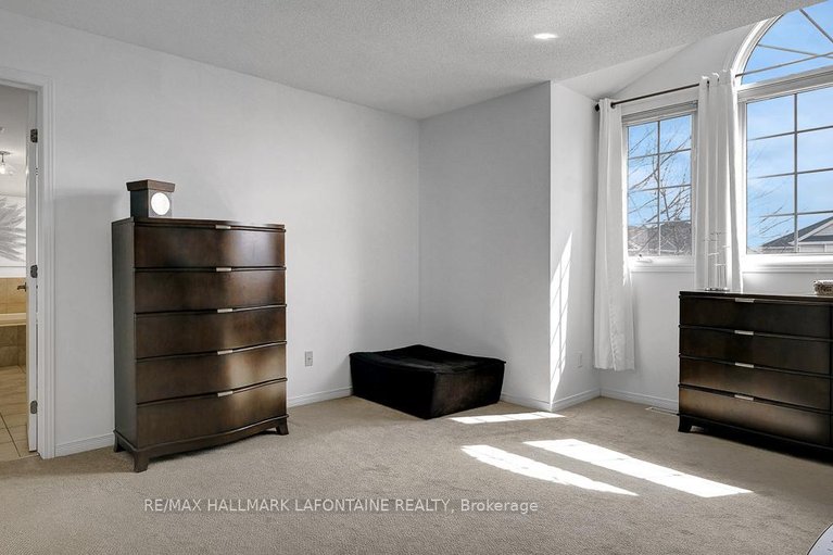 29570539/315-rustic-hills-crescent/springridgeeast-village/ottawa/ontario/K4A5A8_33