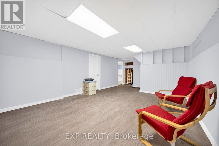 29595926/4-huntersfield-drive/hunt-club-parkgreenboro/ottawa/ontario/K1T3E4_32