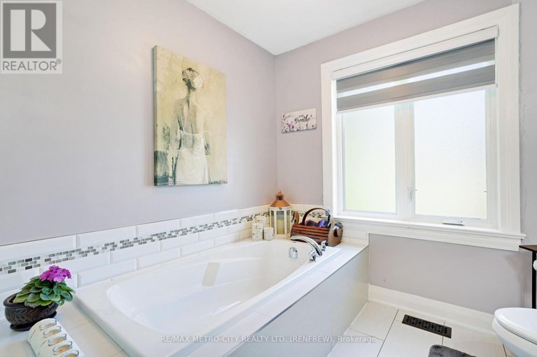 28770858/2457-burnstown-road/mcnabbraeside-twps/mcnabbraeside/ontario/K7V3Z4_21