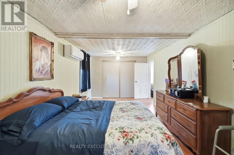 29596736/3721-champlain-street/clarencerockland-twp/clarence-rockland/ontario/K0A1E0_18