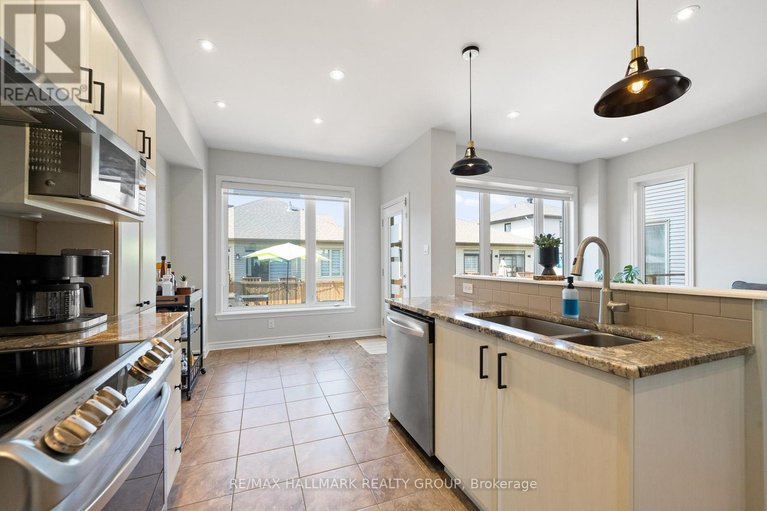 29660605/735-morningstar-way/mer-bleuebradley-estatesanderson-park/ottawa/ontario/K1W0G6_16