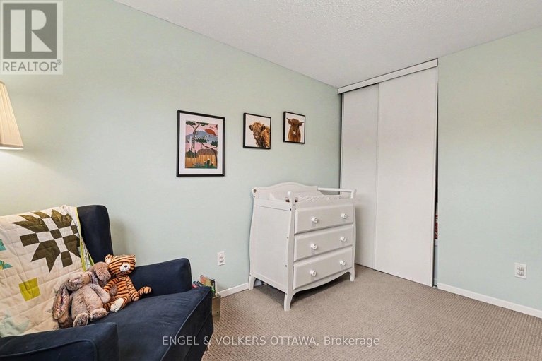 29620047/2148-orient-park-drive/blackburn-hamlet-south/ottawa/ontario/K1B4V9_18