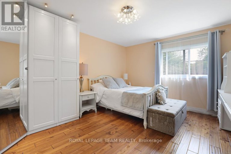 28576790/807-maplecrest-avenue/mckellar-heightsglabar-park/ottawa/ontario/K2A2Z7_22