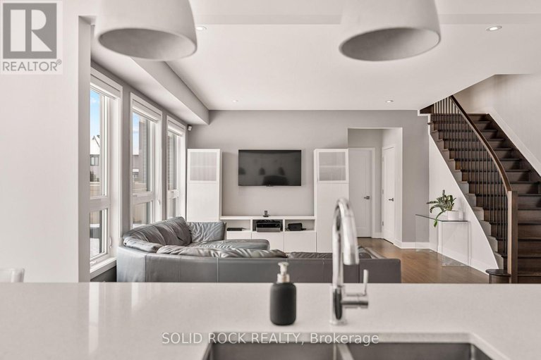 29234213/242-shinleaf-crescent/mer-bleuebradley-estatesanderson-park/ottawa/ontario/K1W0J2_10