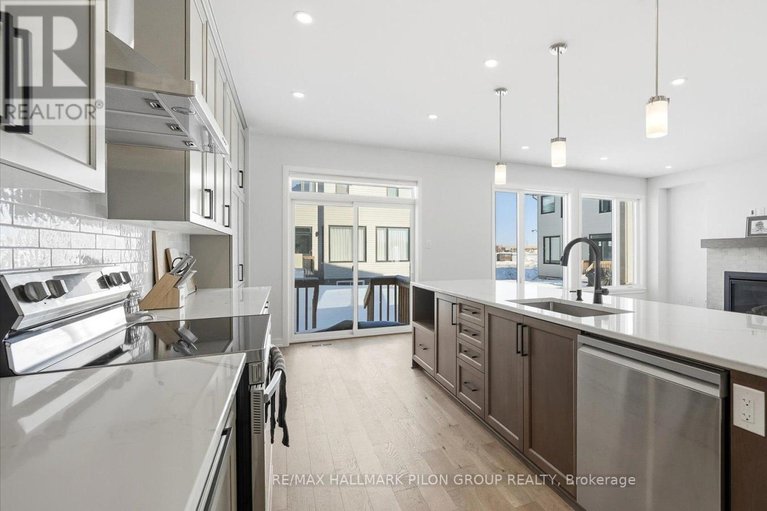 29591168/272-cornice-street/mer-bleuebradley-estatesanderson-park/ottawa/ontario/K1W0W4_4