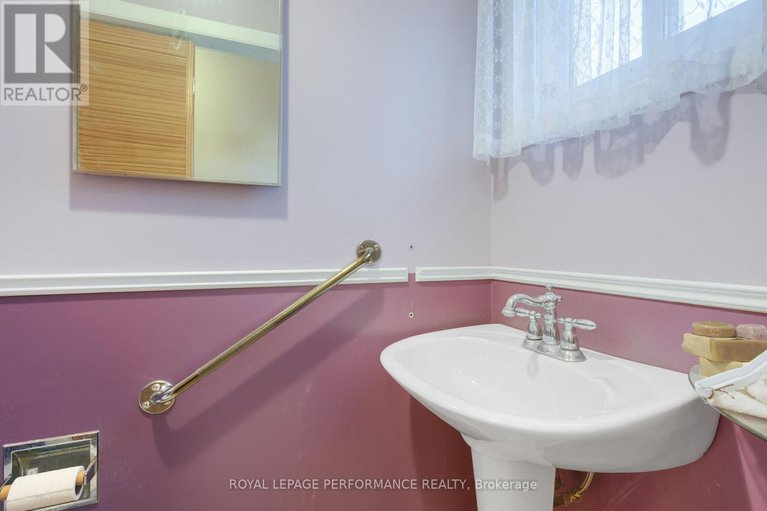 28967261/1273-anoka-street/ridgemont/ottawa/ontario/K1V6C3_13