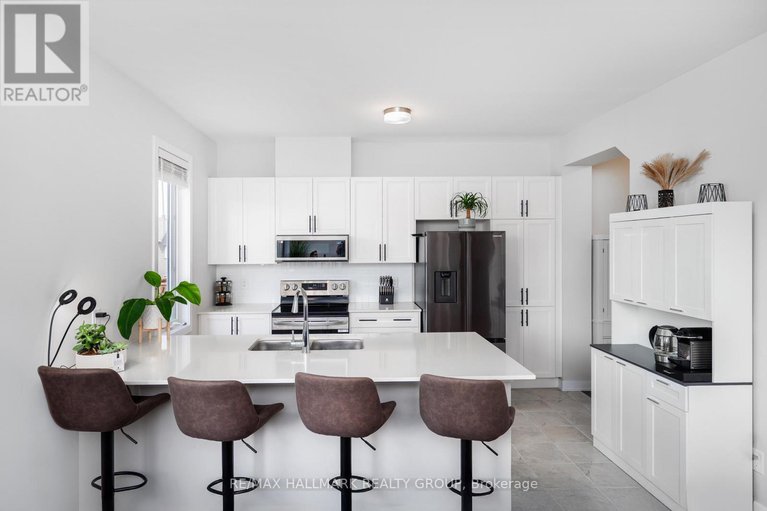 28906810/351-falsetto-street/mer-bleuebradley-estatesanderson-park/ottawa/ontario/K1W0S6_10