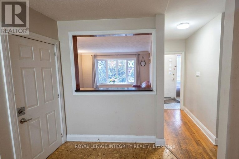 29659906/176-oakridge-boulevard/meadowlandscrestview/ottawa/ontario/K2G2V2_5