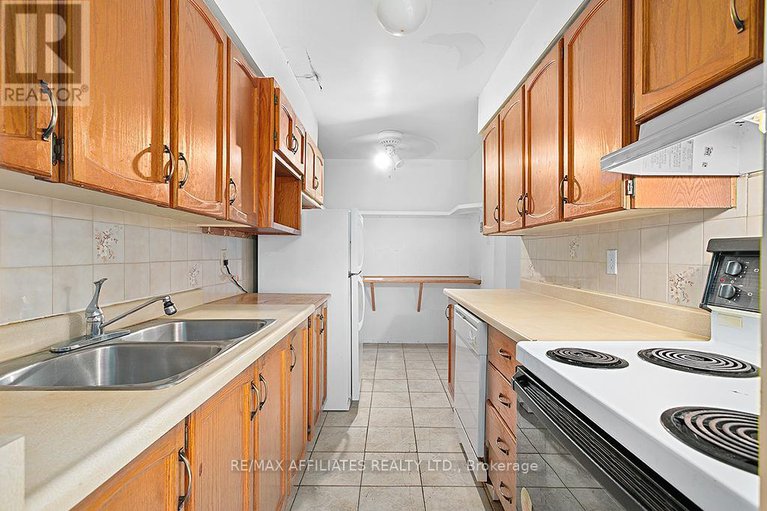 28493439/1911-simard-drive/chateauneuf/ottawa/ontario/K1C3B9_8