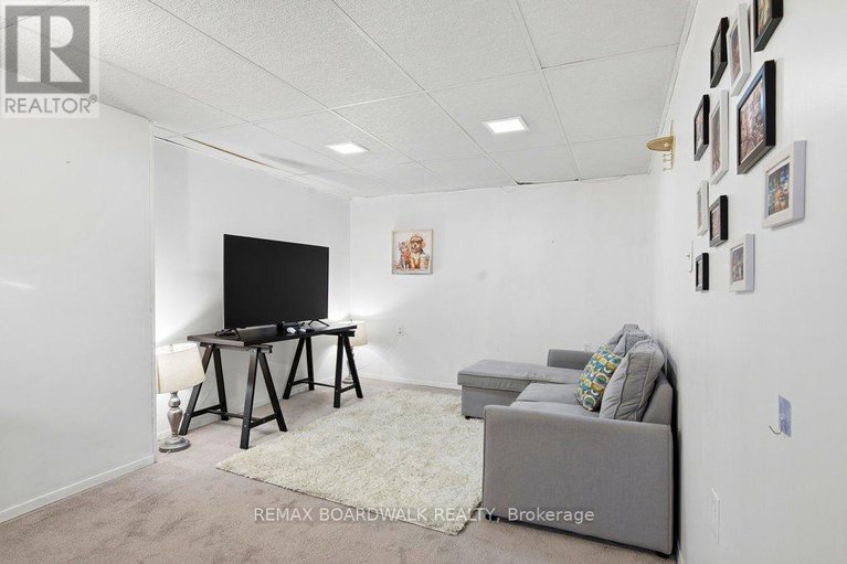 29284371/2390-rondel-street/blackburn-hamlet-south/ottawa/ontario/K1B4M2_27