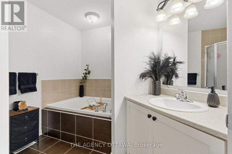 29656876/107-caithness-private/mer-bleuebradley-estatesanderson-park/ottawa/ontario/K1W0G4_32