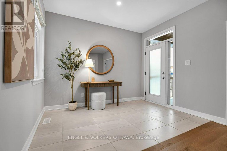 29357052/134-winterhaven-drive/mer-bleuebradley-estatesanderson-park/ottawa/ontario/K1W0H4_2