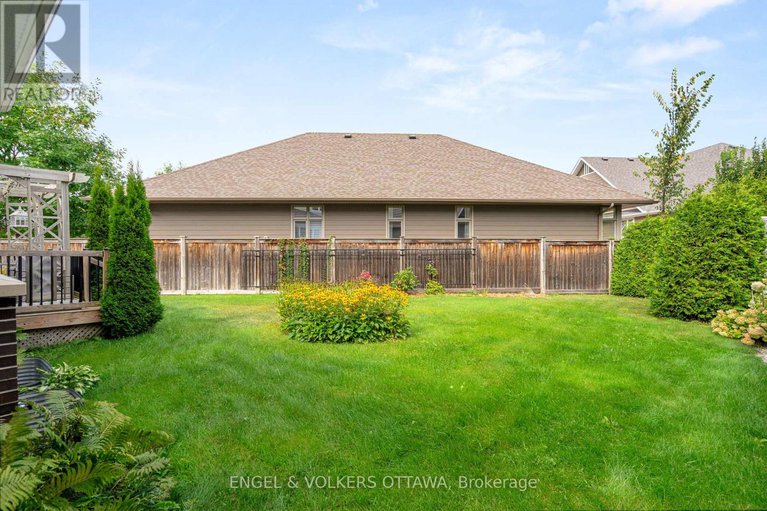 28925746/27-esquimault-avenue/bruce-farmgraham-parkqualicumbellands/ottawa/ontario/K2H6Z4_42