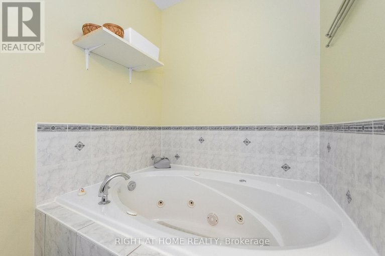 29599852/212-rutgers-private/central-park/ottawa/ontario/K2C4G7_28