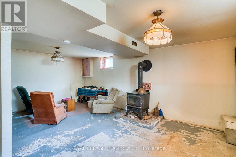 28469840/329-wylie-street/almonte/mississippi-mills/ontario/K0A1A0_32