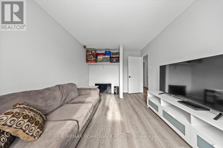 29318250/294-valade-crescent/fallingbrookpineridge/ottawa/ontario/K4A2X3_23