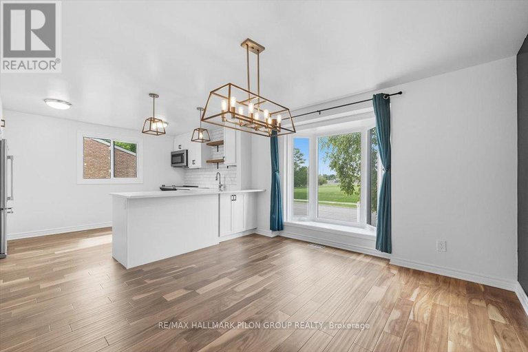 28840953/1577-prestwick-drive/bilberry-creekqueenswood-heights/ottawa/ontario/K1E2E6_7