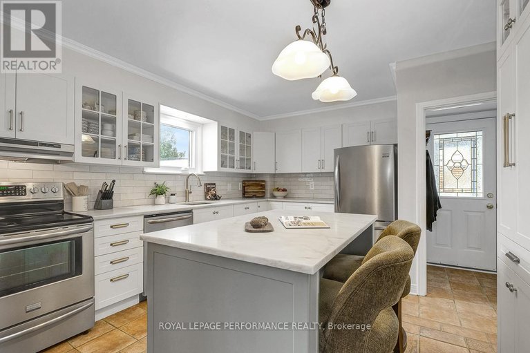 29432301/532-alesther-street/overbrookcastle-heights/ottawa/ontario/K1K1J3_5