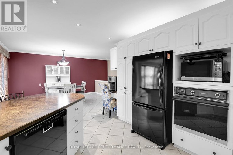 29673888/401-phoenix-crescent/bilberry-creekqueenswood-heights/ottawa/ontario/K1E1V6_16