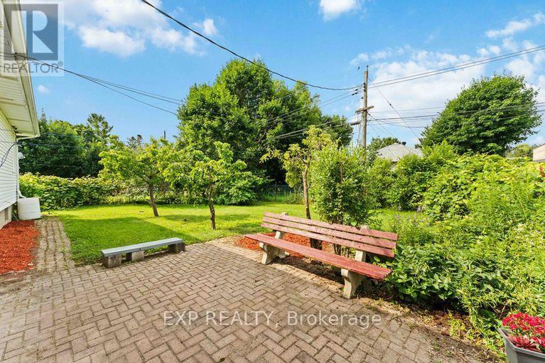28608756/6-lyall-street/city-viewskylinefisher-heightsparkwood-hills/ottawa/ontario/K2E5G6_32