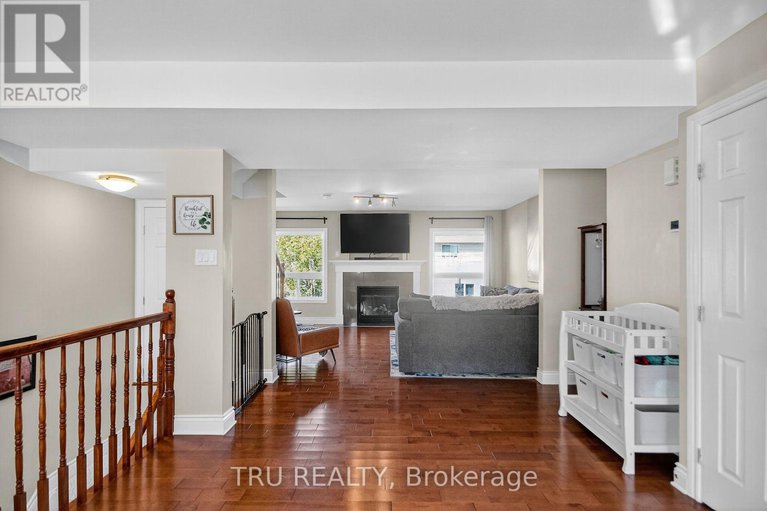 29412687/2642-palings-private/emerald-woodssawmill-creek/ottawa/ontario/K1T4A4_15