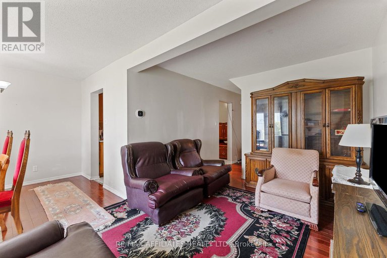28333115/75-saxton-private/redwood-park/ottawa/ontario/K2H9P3_5