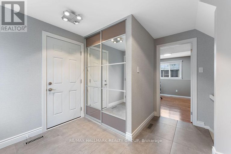 28907576/1570-marcoux-drive/bilberry-creekqueenswood-heights/ottawa/ontario/K1E2J9_6