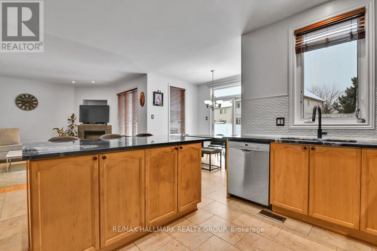 29180077/702-mud-creek-crescent/riverside-southgloucester-glen/ottawa/ontario/K1V1W3_13