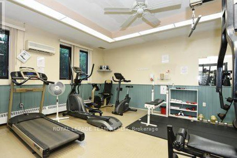 28289249/706-20-chesterton-drive/borden-farmstewart-farmcarleton-heightsparkwood-hills/ottawa/ontario/K2E6Z7_24