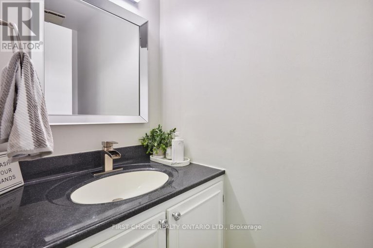 29056396/1771c-lamoureux-drive/queenswood-heights-south/ottawa/ontario/K1E2N5_17