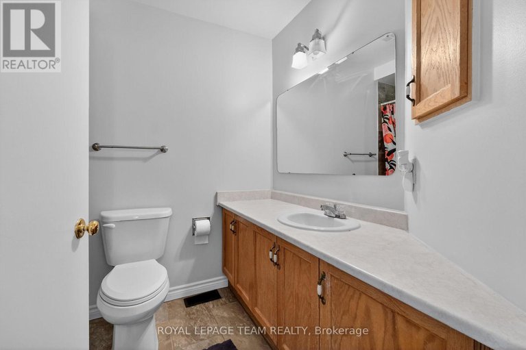 29325603/42-oakhaven-private-s/overbrookcastle-heights/ottawa/ontario/K1K4K1_30