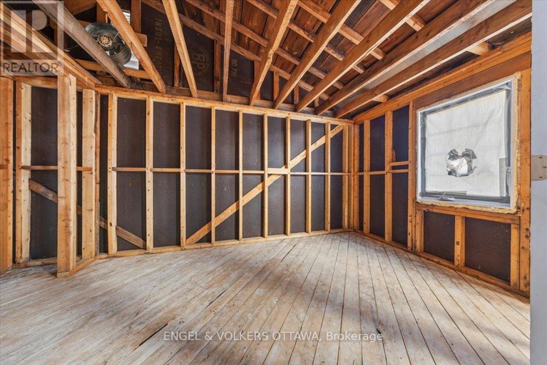 29645243/801-st-jean-street/town-of-rockland/clarence-rockland/ontario/K4K1K3_16