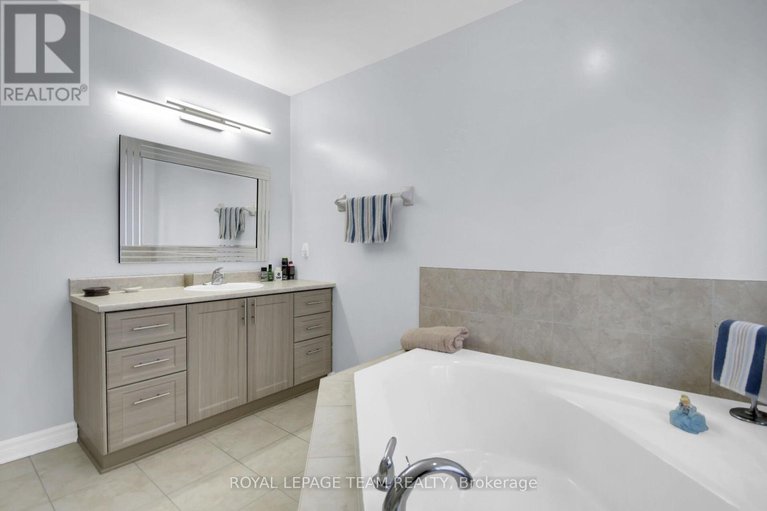 28848804/1024-northgraves-crescent/emerald-meadowstrailwest/ottawa/ontario/K2M0C8_26