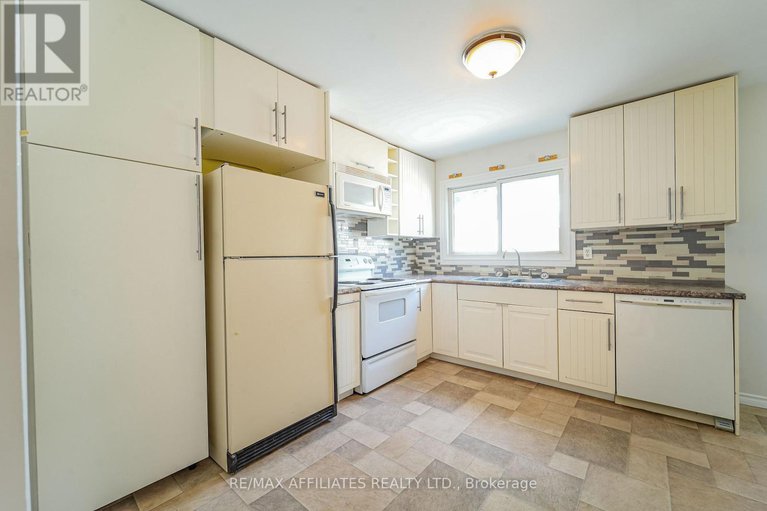 28708608/208-old-colony-road-e/glencairnhazeldean/ottawa/ontario/K2L1M7_8