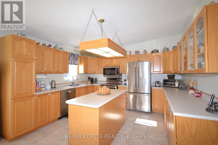 27844348/8254-county-road-17-road/clarencerockland-twp/clarence-rockland/ontario/K4K1K7_11