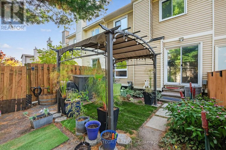 29013773/40-shadetree-crescent/borden-farmstewart-farmcarleton-heightsparkwood-hills/ottawa/ontario/K2E7R2_29
