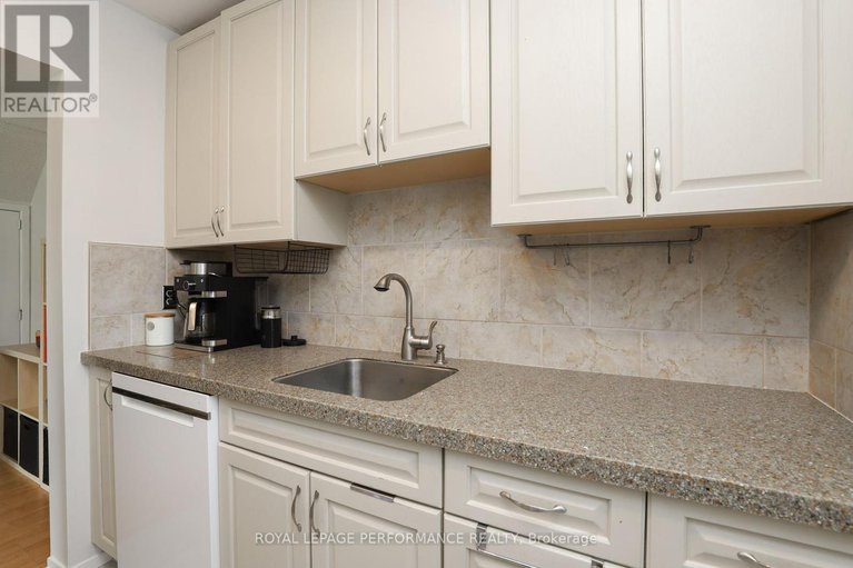 28549561/a-2-lovell-lane/westcliffe-estates/ottawa/ontario/K2H9B6_13