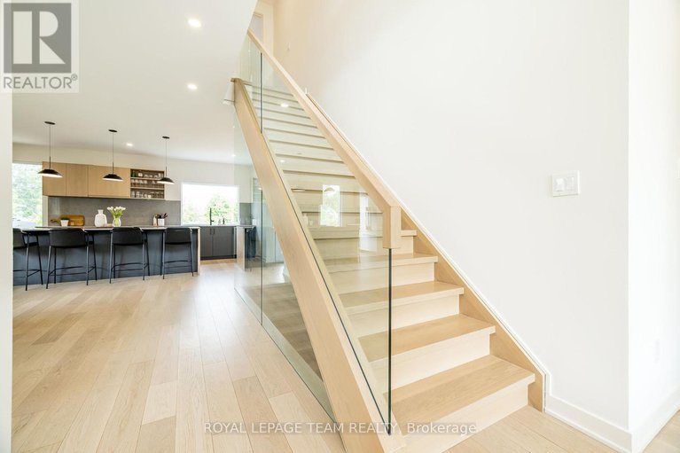 28678296/1995-lenester-avenue/mckellar-heightsglabar-park/ottawa/ontario/K2A1K4_18