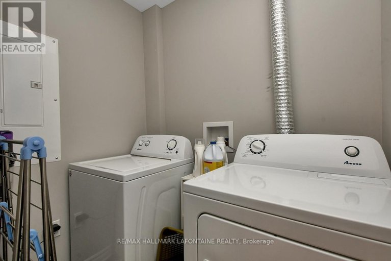 29676805/114-120-prestige-circle/chatelaine-village/ottawa/ontario/K4A1B4_31