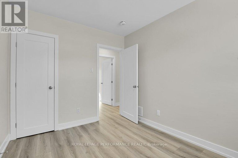 29470897/624-clarke-avenue/castle-heightsrideau-high/ottawa/ontario/K1K0Y7_21