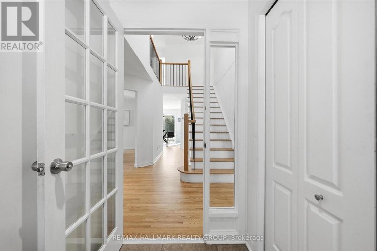 29425296/1660-country-walk-drive/chapel-hill/ottawa/ontario/K1C8E2_3