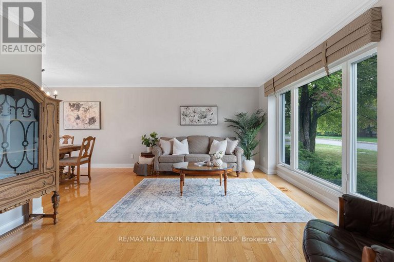 28907576/1570-marcoux-drive/bilberry-creekqueenswood-heights/ottawa/ontario/K1E2J9_9