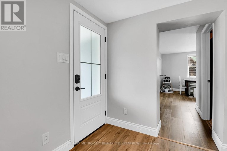 28293048/228-arnprior-avenue/renfrew/renfrew/ontario/K7V3A1_3