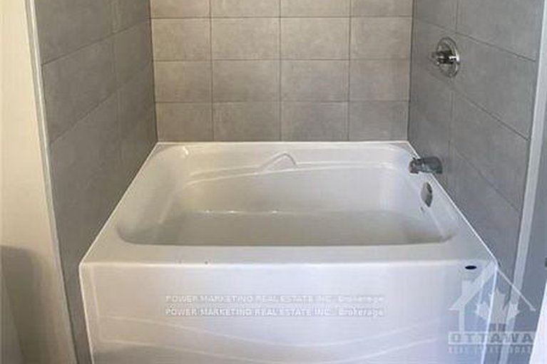 29116229/618-decoeur-drive/avalon-west/ottawa/ontario/K4A1G9_13