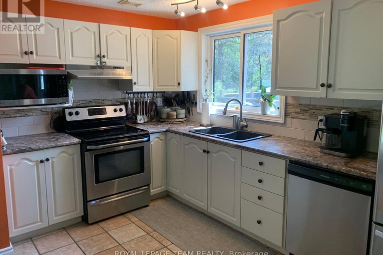 28823443/690-limerick-road/north-grenville-twp-kemptville-south/north-grenville/ontario/K0G1T0_3