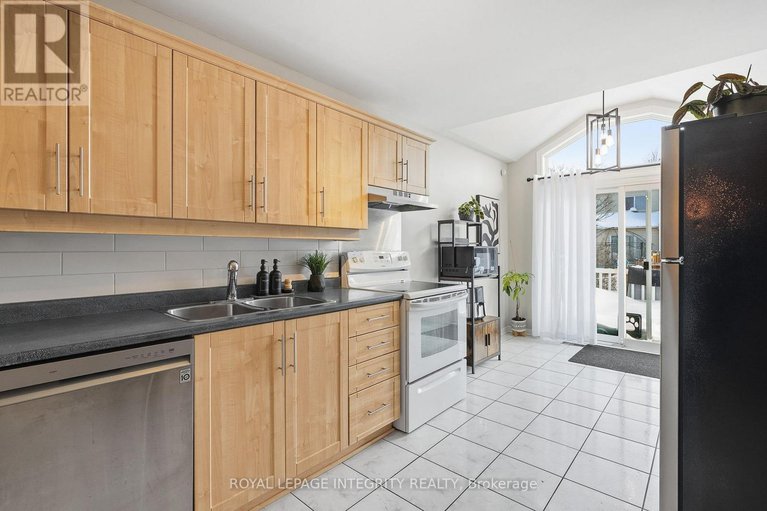 29360291/2049-sunland-drive/fallingbrookgardenway-south/ottawa/ontario/K4A3K8_13