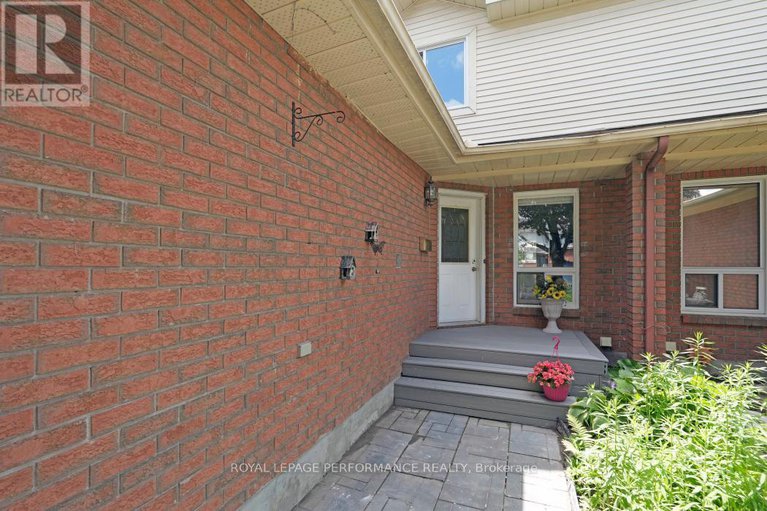 28601739/1416-caravel-crescent/bilberry-creekqueenswood-heights/ottawa/ontario/K1E3X4_4