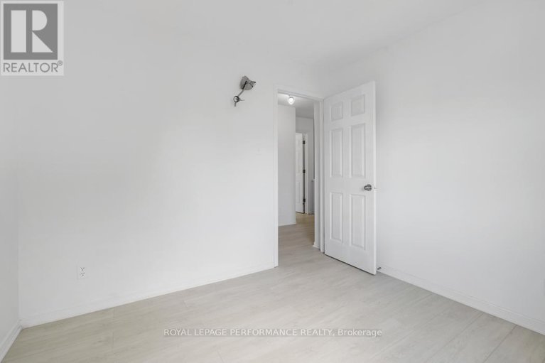 28746002/1416-caravel-crescent/bilberry-creekqueenswood-heights/ottawa/ontario/K1E3X4_23