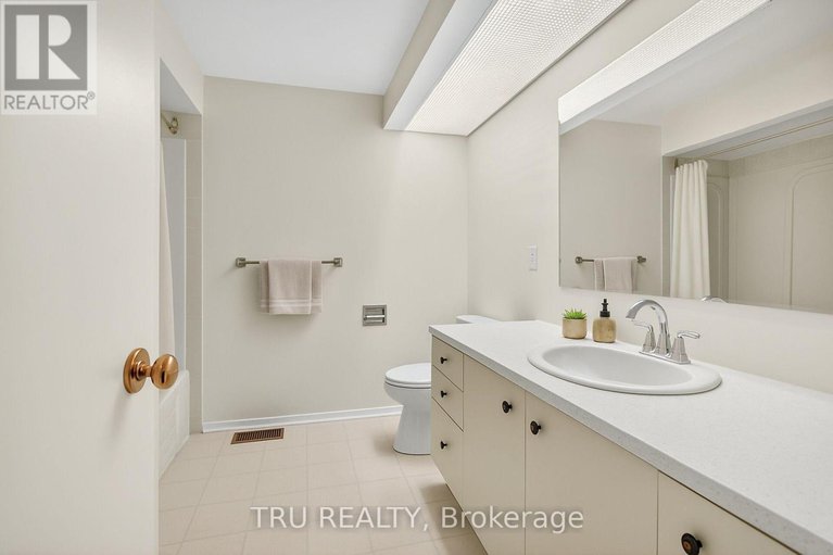 29100992/82-215-temby-private/hunt-club-parkgreenboro/ottawa/ontario/K1T2W1_23