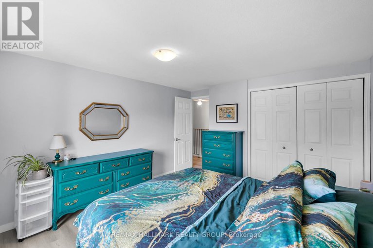 28720847/c-19-banner-road/sheahan-estatestrend-village/ottawa/ontario/K2H8T3_28